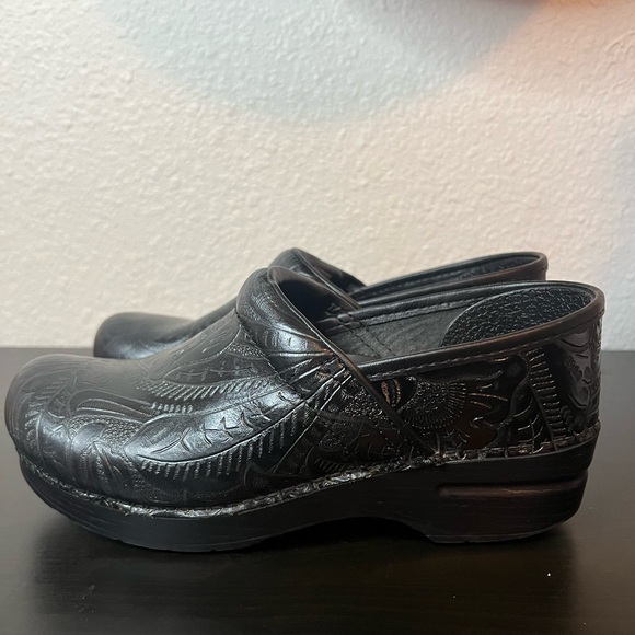 Dansko Professional Tooled clog, size 39. - Picture 2 of 11